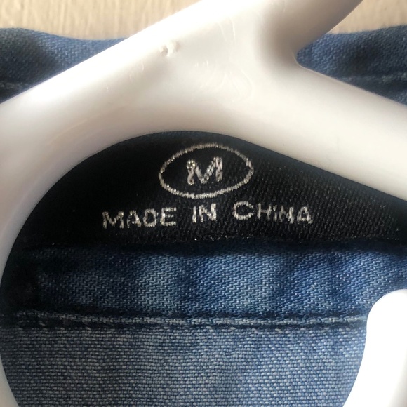 Denim Women's Sleeveless V Neck Button Down Blouse. Size M - Picture 6 of 12